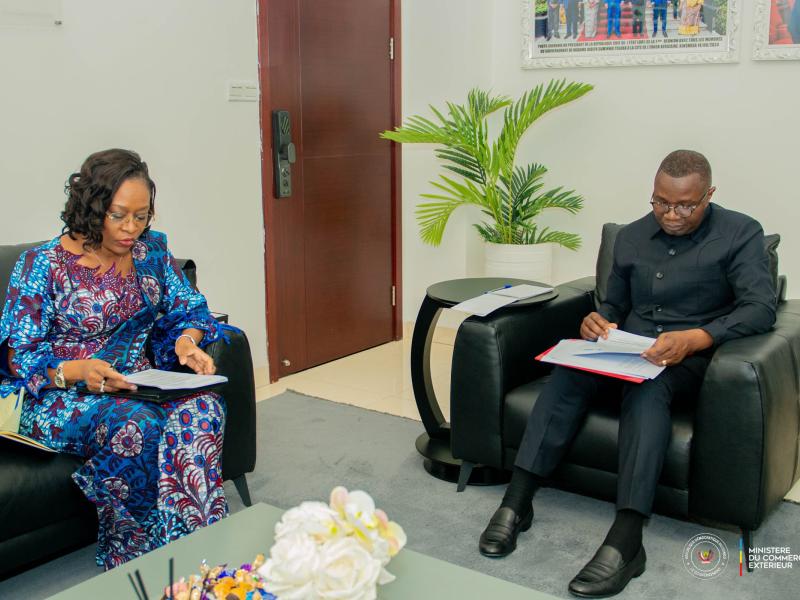 Julien Paluku Kahongya, ministre du Commerce extérieur, en réunion stratégique avec Rachel Pangu Luamba, directrice générale de l’ANAPI