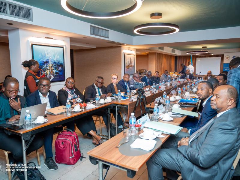 Le VPM Guylain Nyembo tient un briefing sur le PDL-145T avec les partenaires techniques et financiers