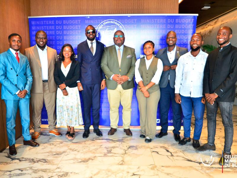 Le ministre d'État en charge du Budget, Aimé Boji Sangara, et la délégation du Conseil provincial de la jeunesse du Sud-Kivu