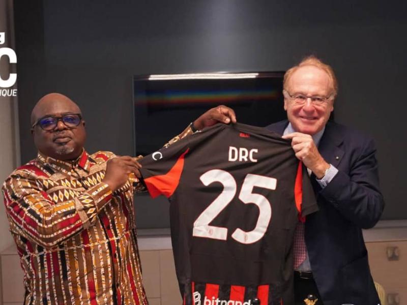 Le ministre du tourisme de la RDC, Didier M'pambia, et le président de l'AC Milan, Paolo Scaroni.