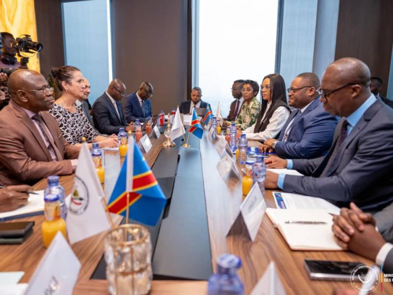 Le ministre des finances Doudou Fwamba et les membres du forum mondial, ce lundi 23 juin,  lors d'une réunion pour la transparence fiscale