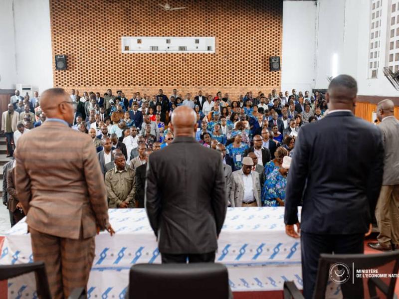Célestin Twite, Secrétaire général à l’Économie nationale, clôture, à Kinshasa, une formation de dix jours destinée aux inspecteurs économiques