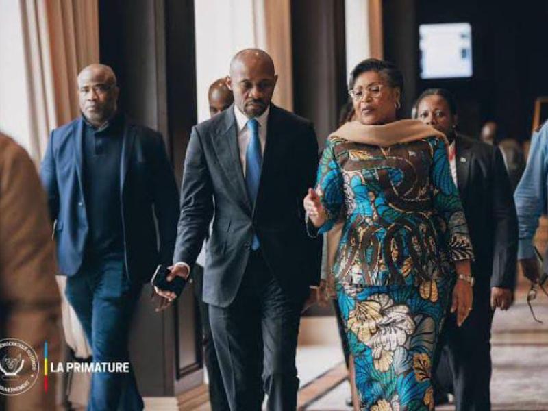 La première ministre Judith Suminwa accompagnée du ministre de la communication et médias Patrick Muyaya [photo d'illustration]
