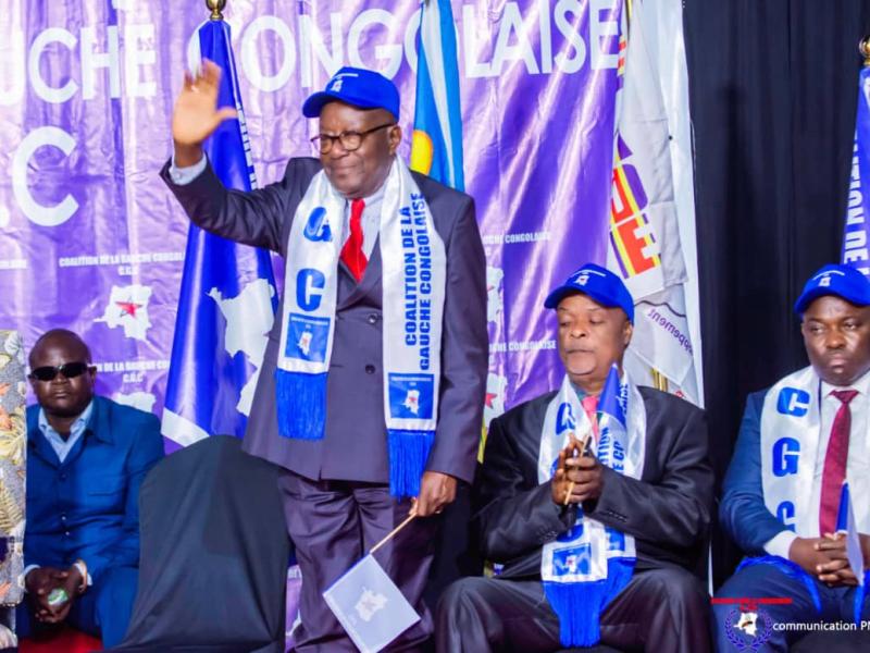 Albert Mpeti, la main droite levée, lors de la sortie officielle de la plate forme la Coalition de la Gauche Congolaise