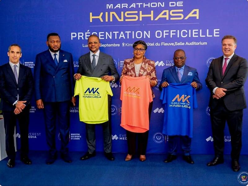 Sur la photo, la première ministre Judith Suminwa, le ministre des sports et loisirs Didier Budimbu, le président du comité olympique congolais Amos Mbayo, le président de la fédération congolaise d'athlétisme Bienvenu Matenda et le comité d'organisation du MIK