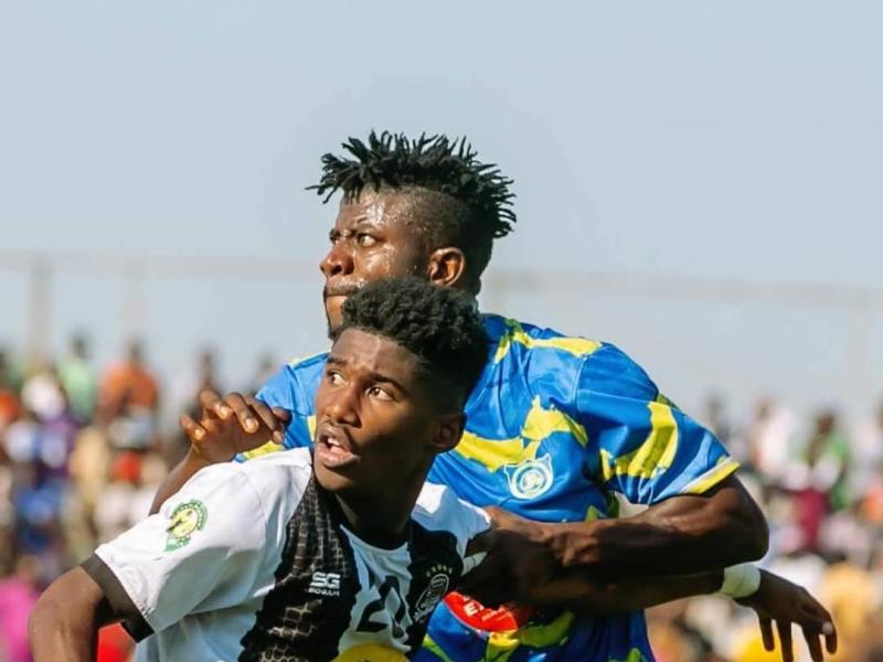 Un joueur de Mazembe en duel avec celui de Lupopo.