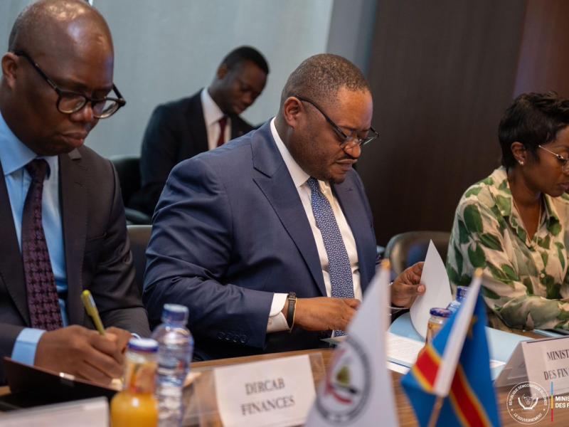 Le ministre Doudou Fwamba des Finances (au milieu)