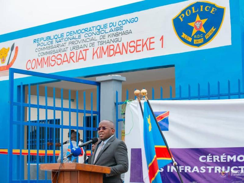Le VPM Jacquemain Shabani réceptionne un nouveau commissariat et du matériel pour renforcer la police de proximité dans la commune de Kimbanseke à Kinshasa