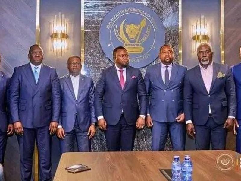 Le ministre Samuel Mbemba avec une représentation du SYNAMAC