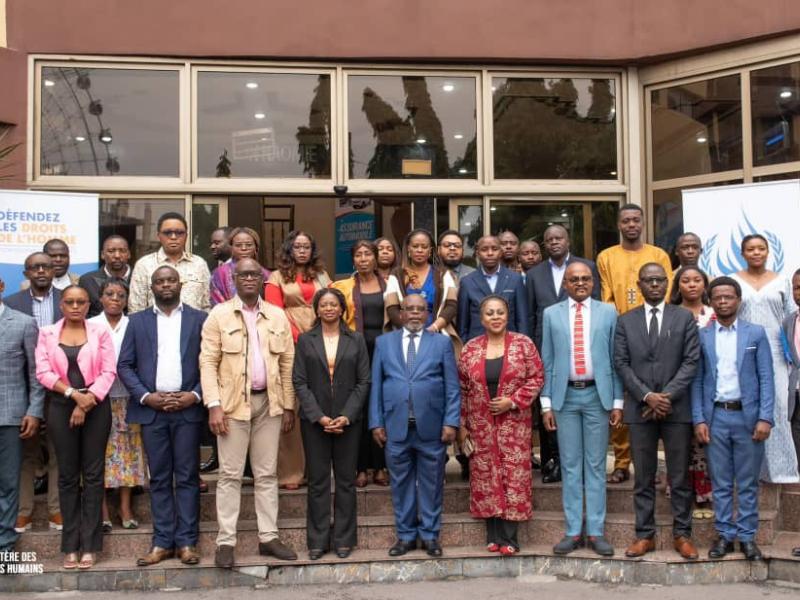 Photo de famille des cadres du ministère des Droits humains, experts, partenaires techniques et représentants de la société civile réunis lors de l’atelier stratégique sur les entreprises et les droits de l’homme.