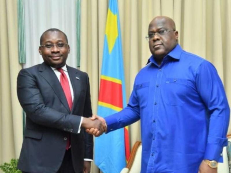 Poignet de main entre le ministre d’Etat Guy Loando et le Président de la République Félix Tshisekedi [photo d’illustration]
