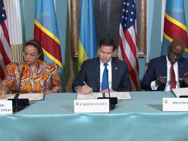 Sous l’œil vigilant de Marc Rubio, la ministre des Affaires étrangères de la RDC, Thérèse Kayikwamba Wagner, et son homologue rwandais, Olivier Nduhungirehe, signent l’accord de principe pour la paix, à Washington [photo d’illustration]