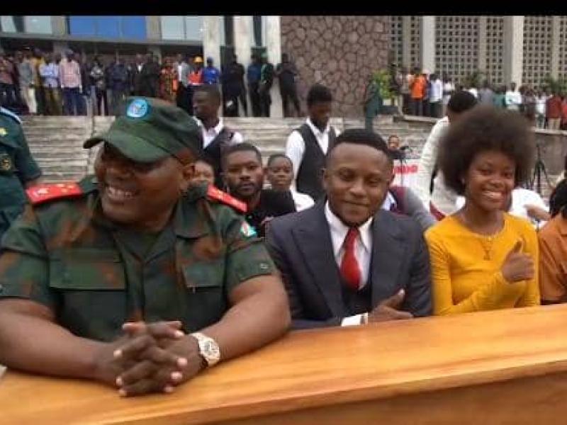 Le Lieutenant- Général, Jean-Pierre Kasongo Kabwik et quelques étudiants de l'UNIKIN.