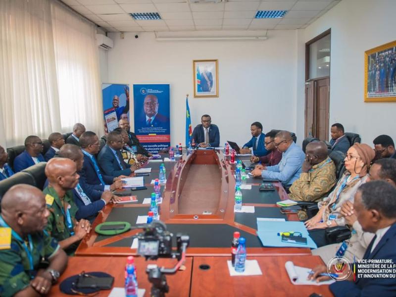 Le VPM Lihau lors d'une réunion avec les experts chargés de la mise en oeuvre de la nouvelle politique salariale