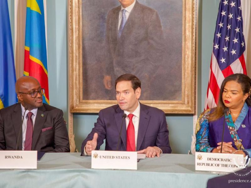 Les ministres des Affaires étrangères Olivier Nduhungirehe et Thérèse Kayikwamba Wagner, à la signature de l’accord de paix, sous la supervision de Marco Rubio, secrétaire d’État américain.