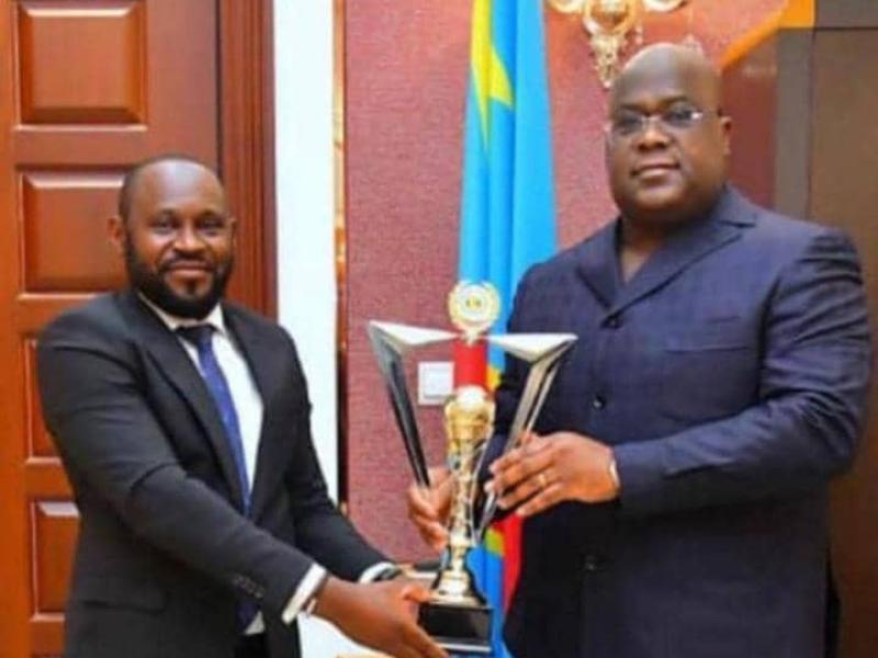 Le Président de la République Félix Antoine Tshisekedi, à droite, avec son envoyé spécial honoraire, Kinuani Kamitatu Massamba