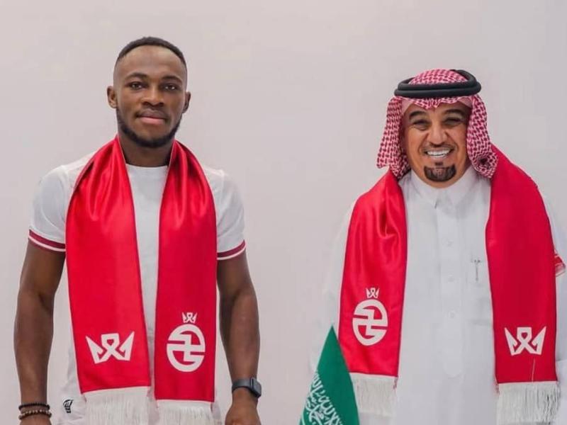 L'international congolais Jackson MULEKA  et le Président de Al KHOLOOD, après la signature du contrat