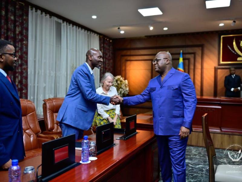 Le représentant de l'entreprise américaine Kobold Metals et le ministre des Mines de la RDC Kizito Pakabomba, après la signature de l'accord de principe pour l'exploitation minière en RDC, jeudi 17 juillet 2025