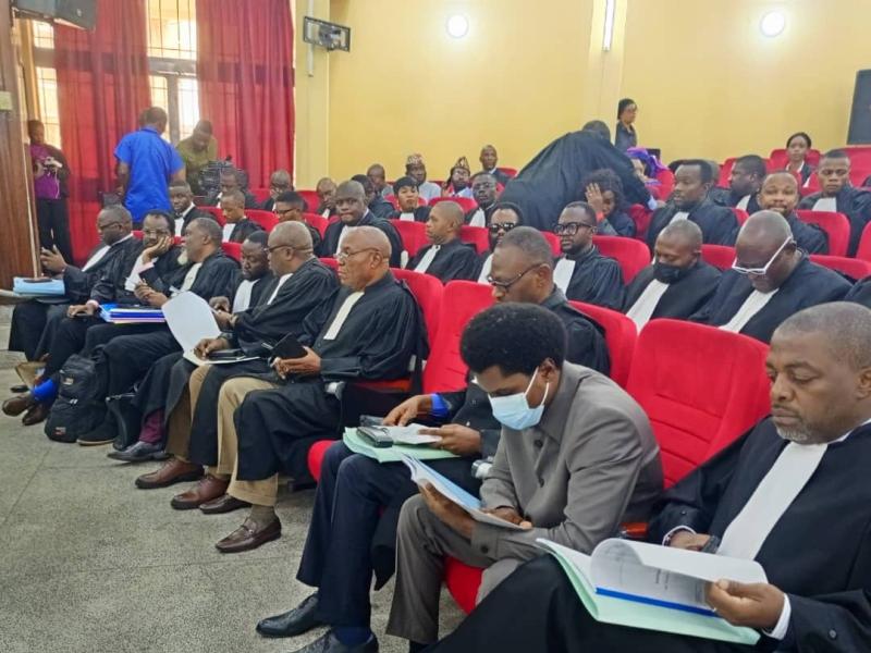 L'ancien Min'Etat Constant Mutamba et ses avocats à la salle d'audience, à la Cour de cassation, ce mercredi 23 juillet 2025
