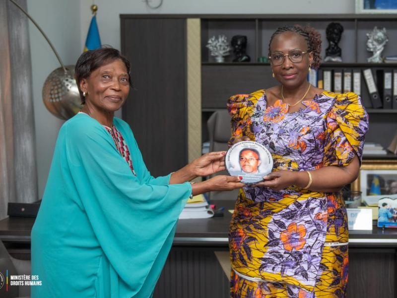 La mère de Floribert Bwana Chui remet une photo à la ministre des droits humains Chantal Chambu Mwavita [photo d'illustration]