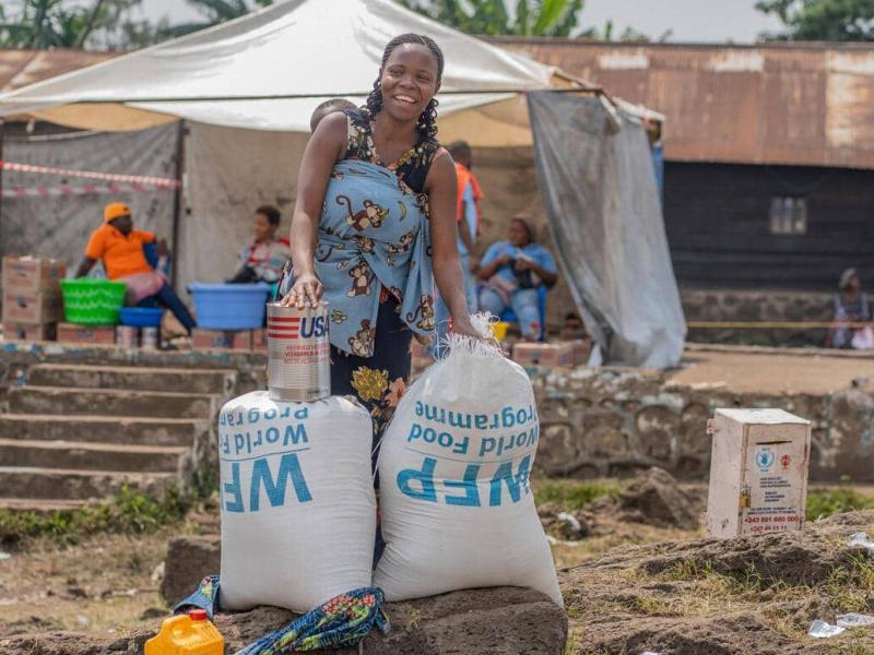 Rachel, mère de deux enfants,  habitants de Tongo recevant l’aide des vivres de la part du PAM