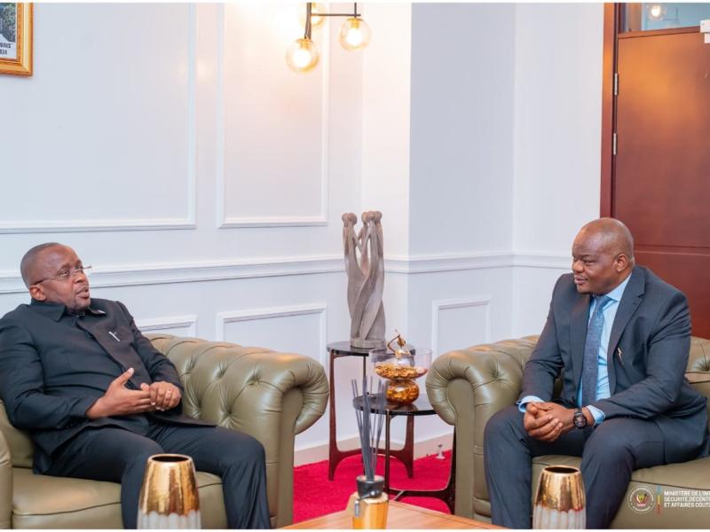 Le VPM Jacquemain Shabani et le coordonnateur du P-DDRCS Jean de Dieu Ntanga Ntita