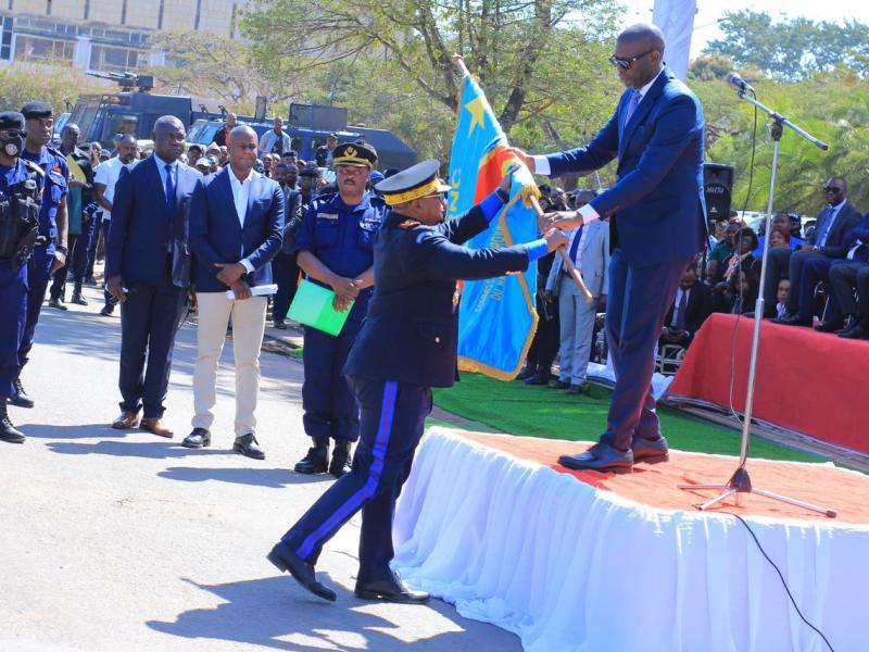 Le Gouverneur de la Province du Haut- Katanga remet l'étendard de commandement au numéro de la Police Nationale Congolaise, Blaise Kilimbalimba
