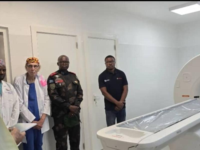 Le Gouverneur militaire Kakule Somo Evariste préside la cérémonie d’inauguration d’un City Scanner à l’hôpital UNICHIR de Beni