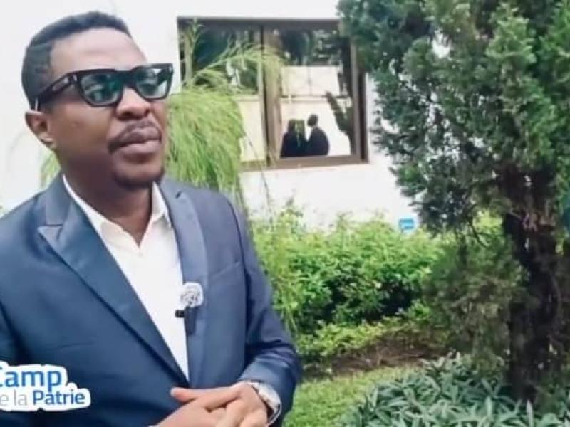 Le journaliste Yves Buya devant la presse, à l'issue de son échange avec Martin Fayulu, ce mercredi 09 juillet 2025