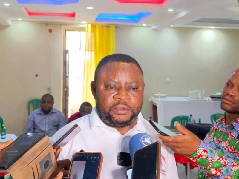le président provincial de l’UNPC Kasaï, Mac Laurin Tshimanga Mbuyi lors de son interview après le point de presse de Guy Mafuta Kabongo