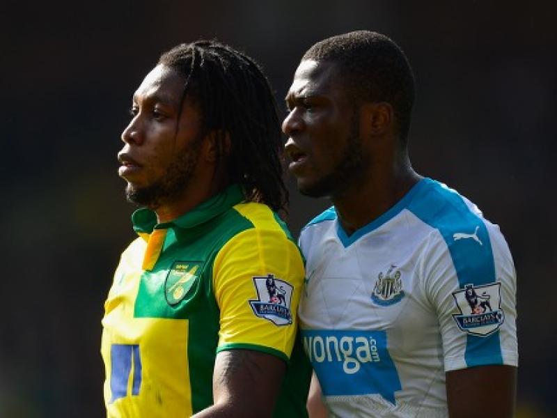 Dieumerci Mbokani en duel avec Chancel Mbemba lors d’un match opposant Norwich et New Castel United, le 02 avril 2016, en Premier League