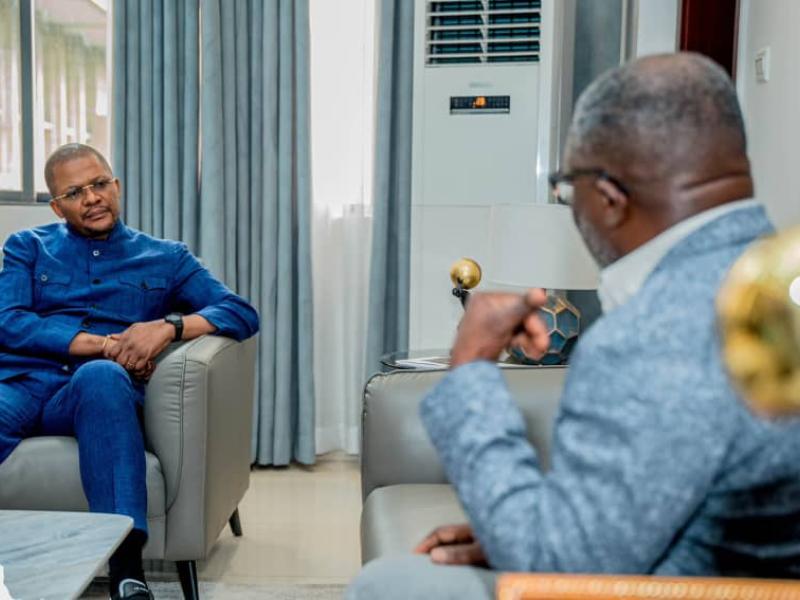 Le ministre des Sports, Didier Budimbu, échange avec le sélectionneur des Léopards A’, Otis Ngoma, en prélude au CHAN 2025.