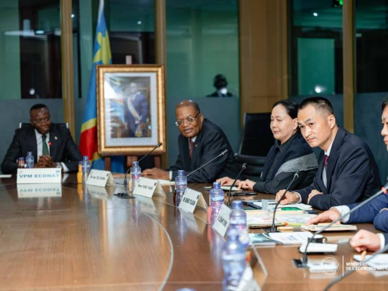 Des investisseurs chinois reçus en audience par le VPM Daniel Mukoko Samba