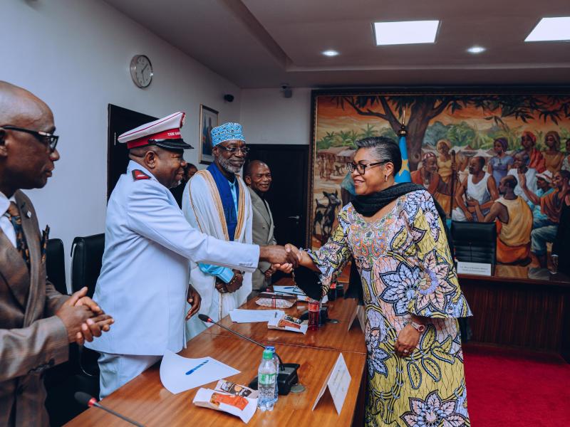 Poignée de main entre la Première Ministre Judith Suminwa et le Représentant de l'église Armée du Salut