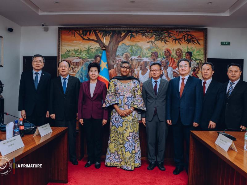 Diplomatie : Judith Suminwa échange avec la CCPPC sur le renforcement du partenariat stratégique entre la RDC et la Chine  Par Prehoub Urprus  La Première ministre Judith Suminwa Tuluka a reçu, mardi 15 juillet 2025, à Kinshasa, une délégation de haut niveau du CCPPC -Comité national de la Conférence consultative politique du peuple chinois-, conduite par Mme Qin Boyong. Cette rencontre s'inscrit dans le cadre du partenariat stratégique global entre la Chine et l’Afrique.  Les échanges ont porté principalem