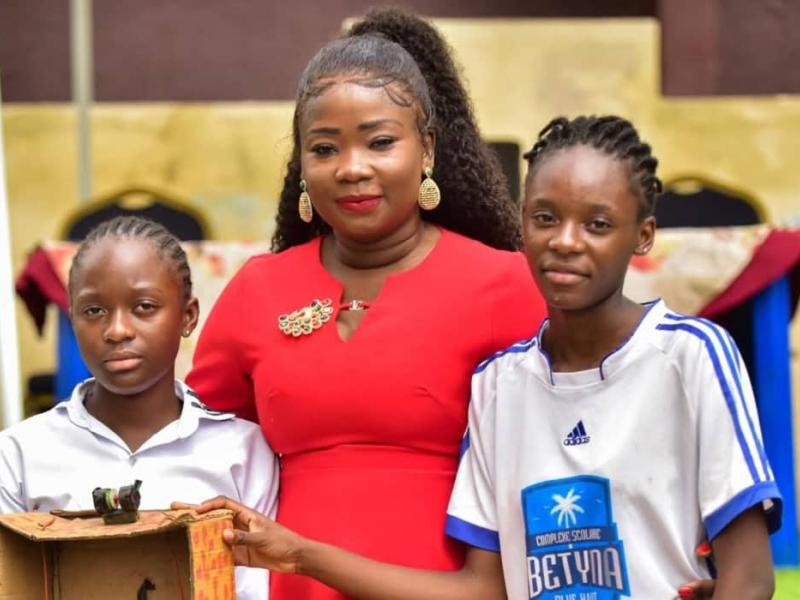 La députée nationale, Christelle Vuanga et deux jeunes filles. [Photo d'illustration]
