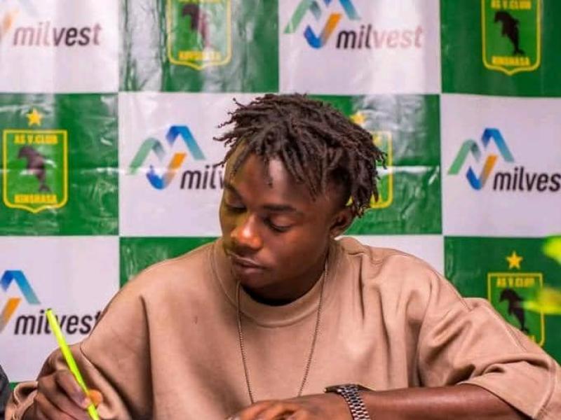 Diakana Marzouk lors de sa signature à l'AS VClub.