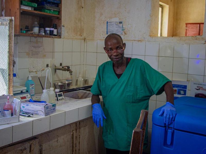 Un technicien de laboratoire à l’hôpital général de Walikale, Il prépare les échantillons biologiques des patients et les analyse au microscope à l’aide de lames d’observation [photo d'illustration]
