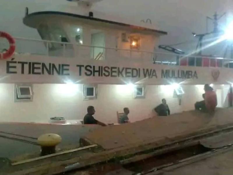 L’un des bateaux accostés au port de Boma