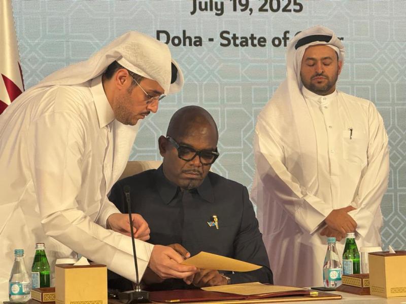 Sumbu Sita Mambu,  représentant du Président Félix Tshisekedi, à Doha, signe l’Accord de principe entre le Gouvernement congolais et le M23-AFC