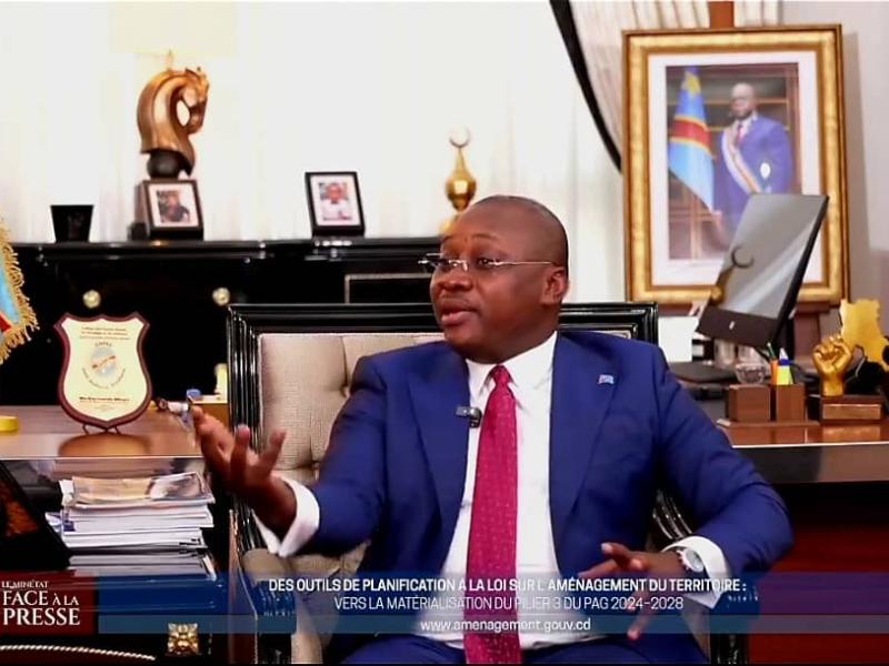 Le ministre Guy Loando Mboyo, lors d’une conférence de presse animée, ce 18.07.2025 à Kinshasa