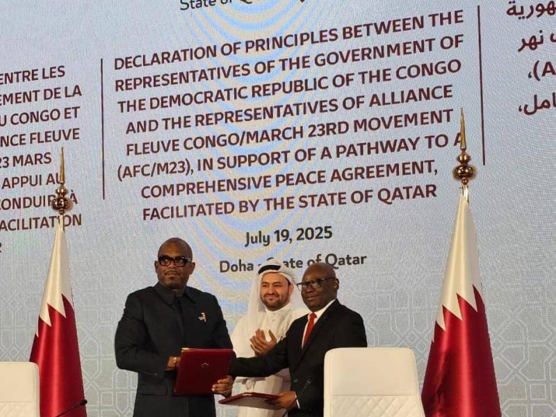 Sumbu Sita Mambu, représentant du gouvernement congolais, et Benjamin Mbonimpa, secrétaire permanent du M23-AFC, après la signature de la Déclaration de principes, en présence des autorités qataries.