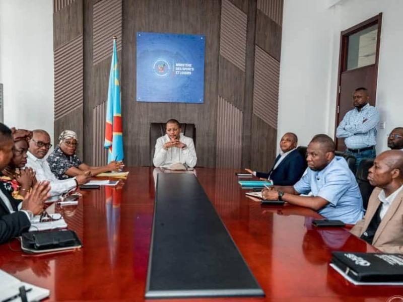 Le ministre des sports et loisirs, Didier Budimbu en réunion avec les membres du CONOR de la FECOFA.
