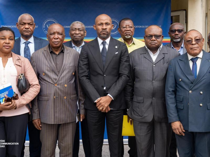 Le ministre de la Communication et Médias, Patrick Muyaya. Katembwe, entouré de quelques membres des organisations des professionnels de la presse de la RDC
