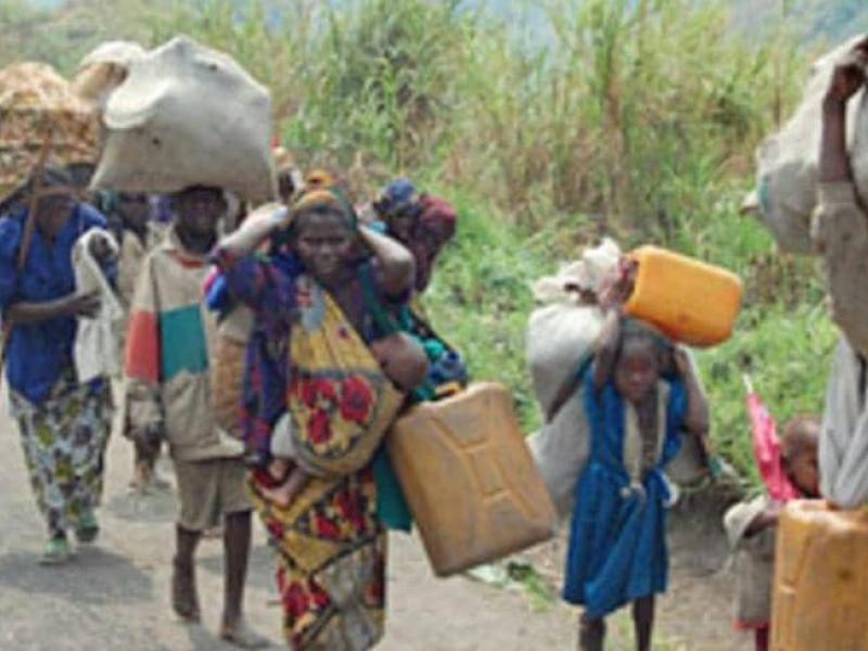 Un groupe des personnes fuient les combats dans le territoire de Masisi