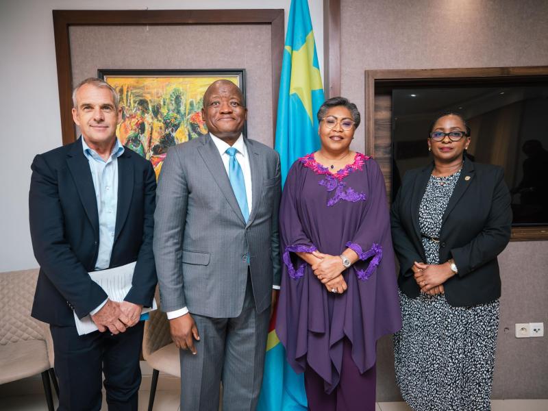 La Première Ministre Judith Suminwa pose avec la délégation la délégation de Standard Bank Group