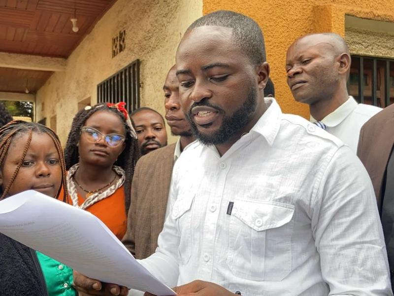Jordan Mugisha, du Parlement des jeunes Nord-Kivu, lit une déclaration contre les discours haineux visant le gouverneur Somo et Sukisa, coordonnateur du P-DDRCS