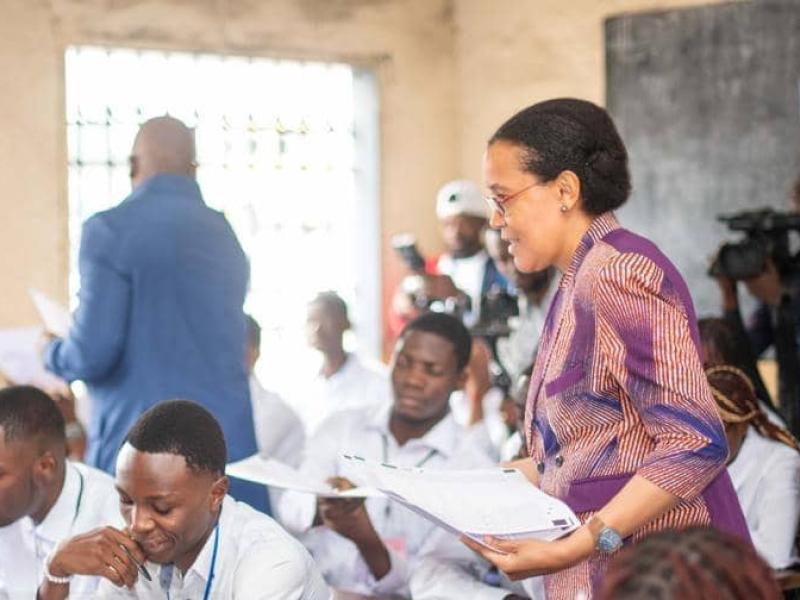 La ministre Raïssa Malu distribuant les items de l’Exetat 2025 au collège Don Bosco de Kinshasa