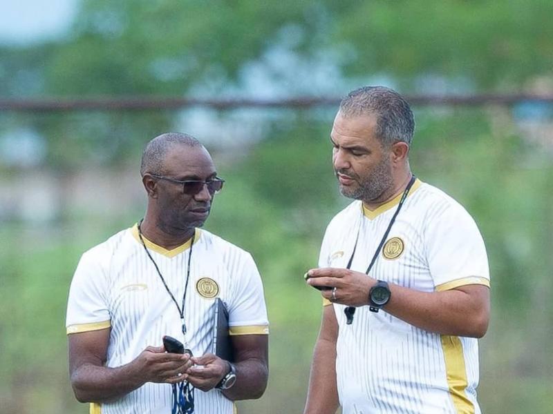 Florent Ibenge et l'un de ses adjoints d'Azam FC.
