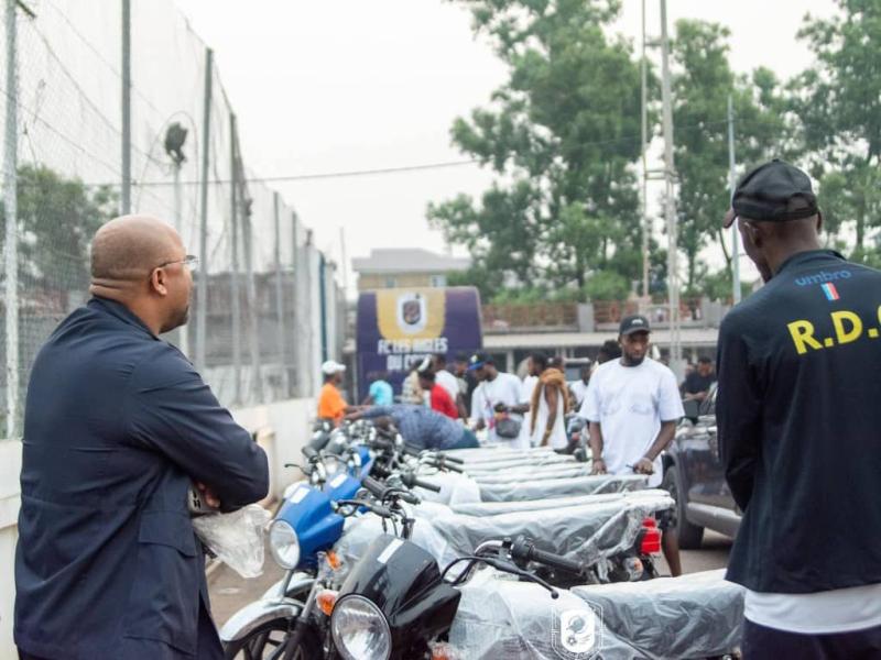 Vidiye Tshimanga lors de la remise des motos aux joueurs du FC les Aigles.